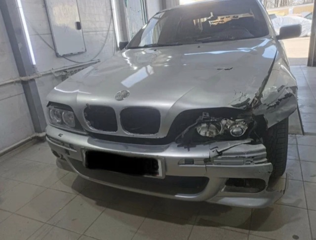 BMW 5 серии: Покраска капота и бампера, устранение сколов, защитный лак — фото ДО ремонта в Колпино | GGS Сервис
